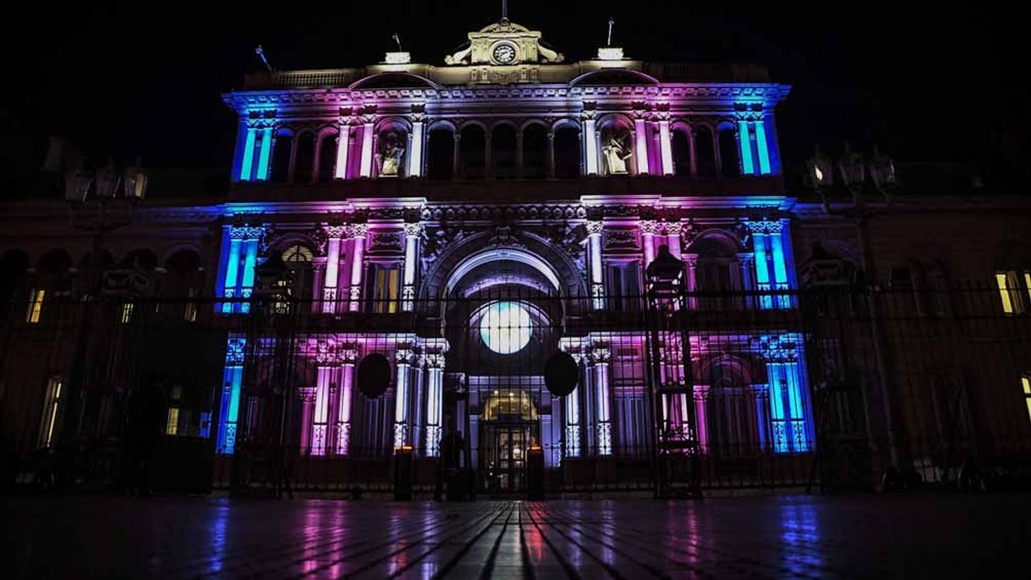 Casa Rosada se iluminó con la bandera del orgullo trans por la ley de cupo laboral