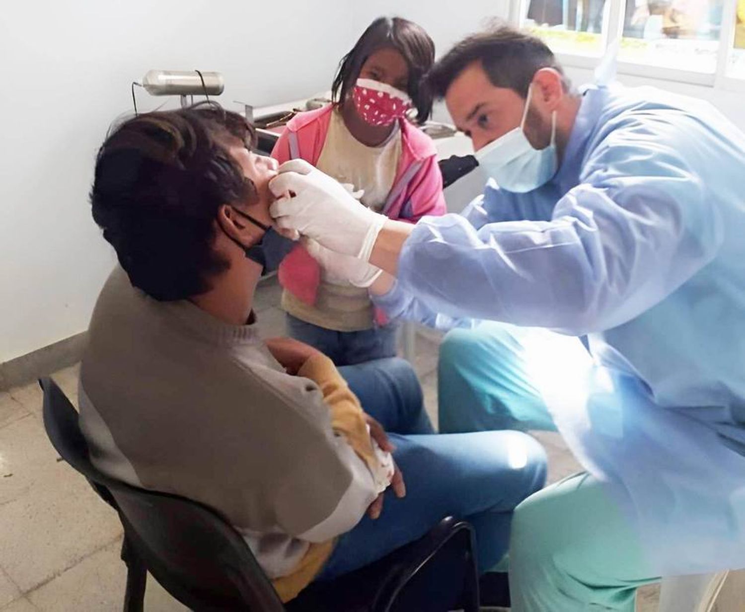 Vecinos de la colonia Chico Dawan reciben 
completos y gratuitos servicios de salud