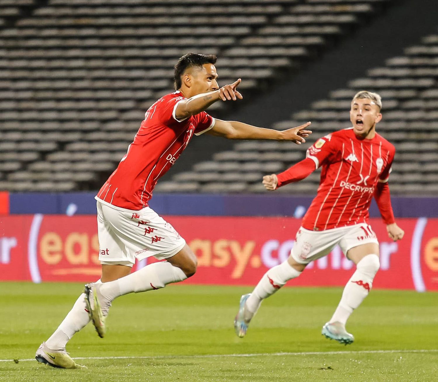 Huracán sacó a Racing en una noche a puro gol