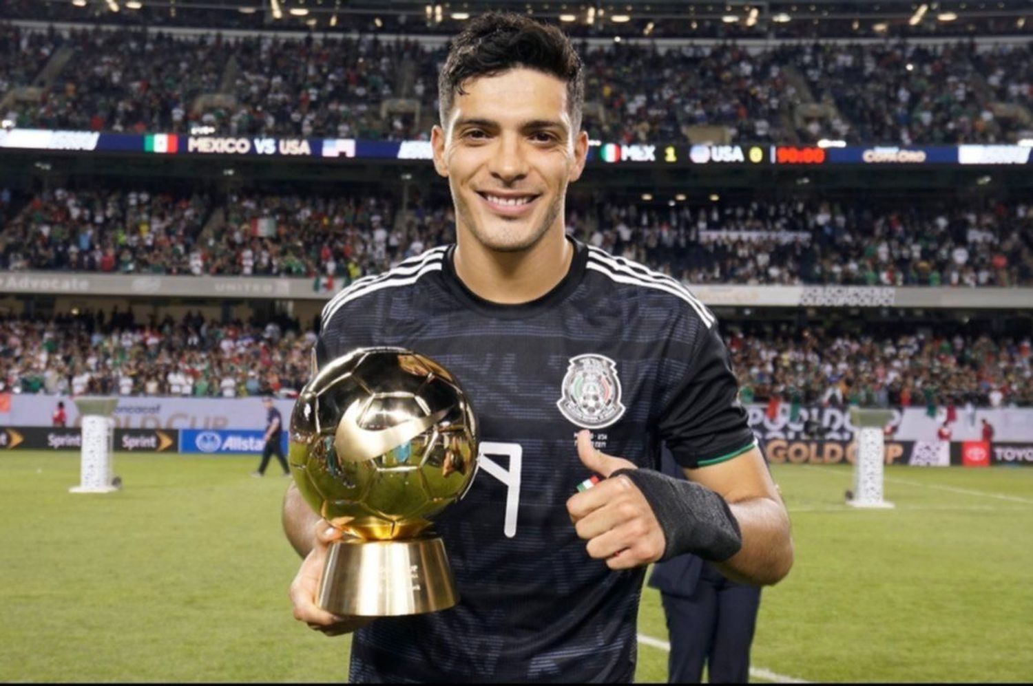 Raúl Jiménez participa en la fiesta de goles del Fulham 