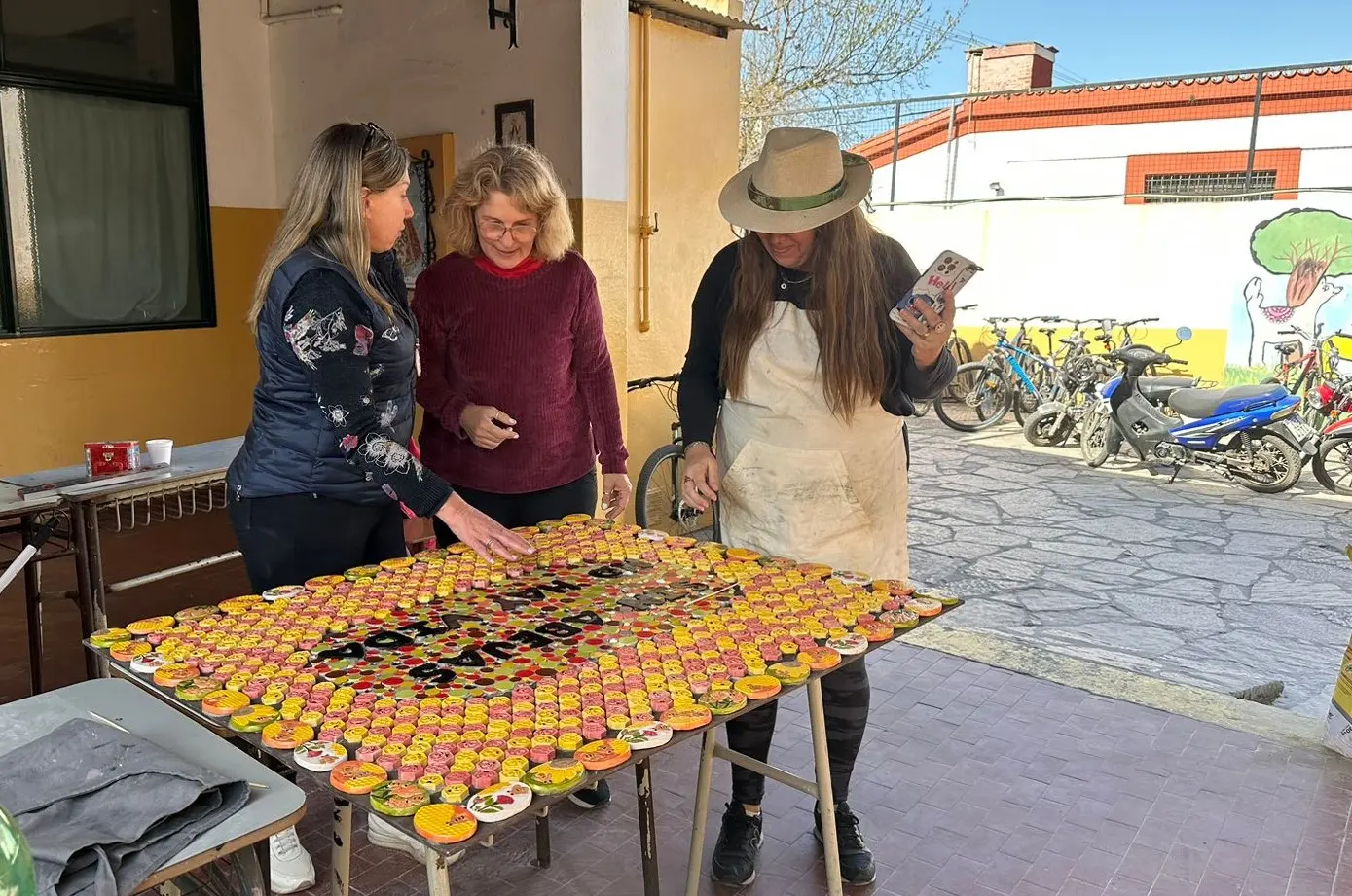 Mosaiquista brasilera presenta un mural