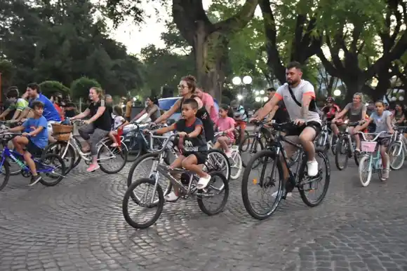 Se viene la  segunda bicicleteada  nocturna del año: ya tiene fecha de reprogramación
