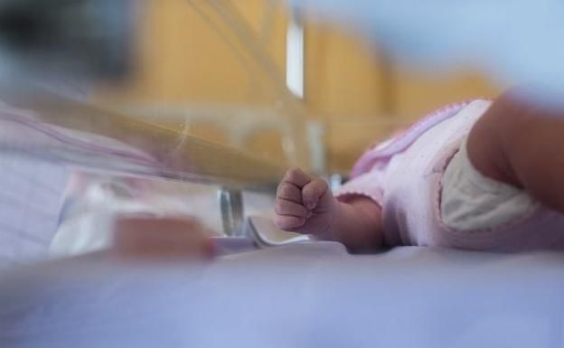 Detuvieron a una joven por torturar a su bebé: la expuso al sol con 40 grados y le hizo cortes en el cuerpo