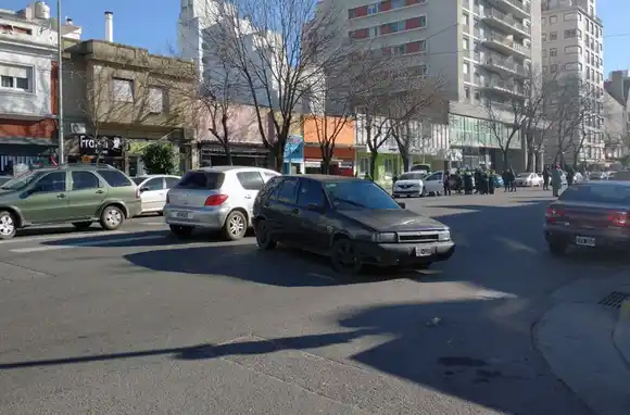 Efectivos policiales se agrupan en la Comisaría 1° a la espera de los anuncios de Kicillof