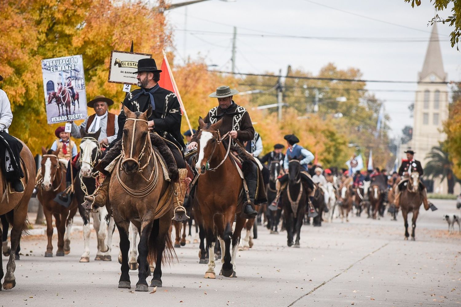 Las calles de la localidad fueron escenario de un gran desfile gaucho.