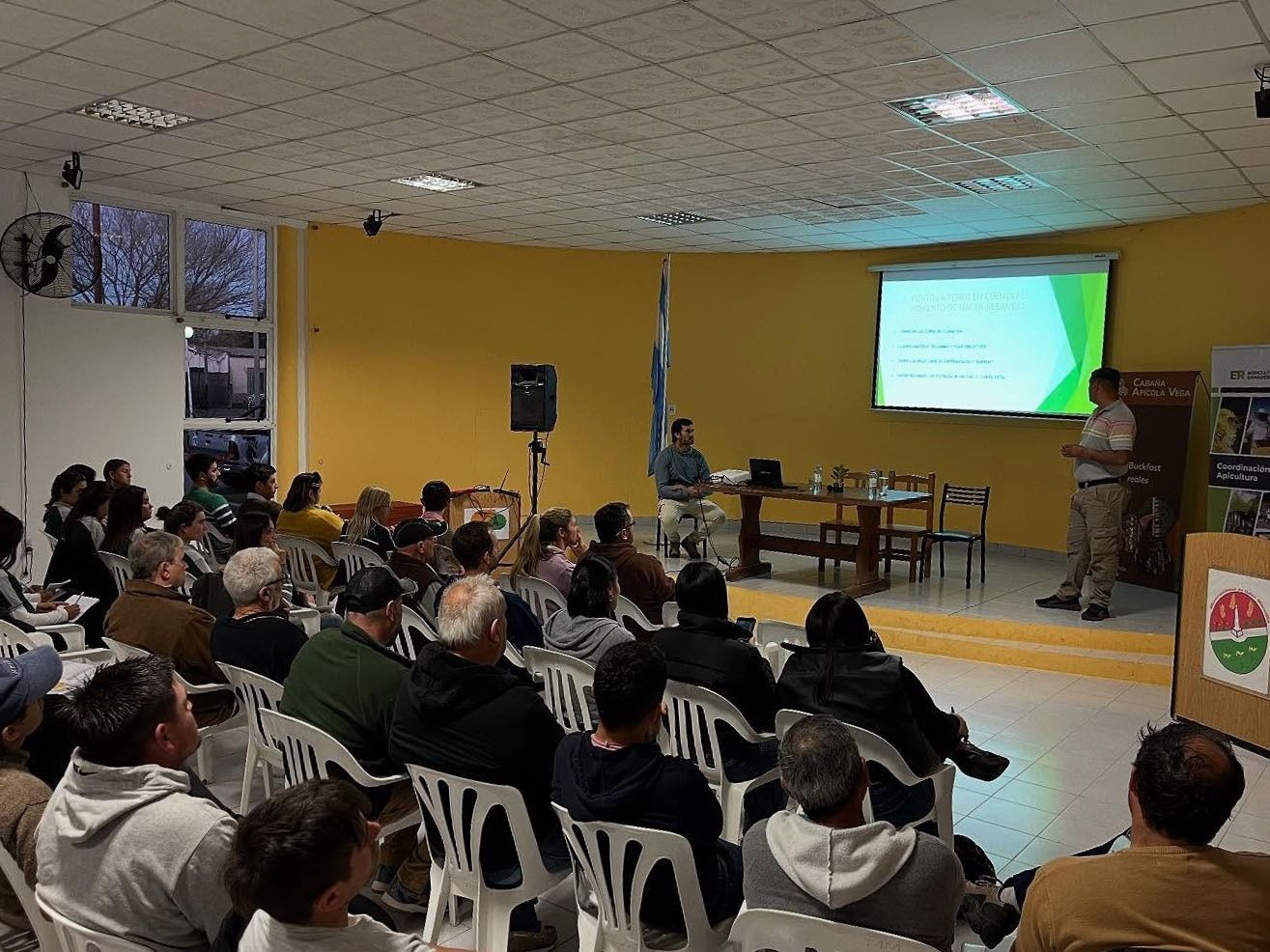 Exitosa charla sobre recambio de reinas y multiplicación en apicultura