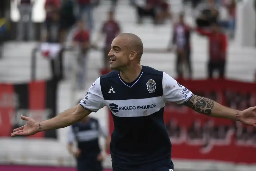 Gimnasia ganó en Paraná con un doblete de Silva