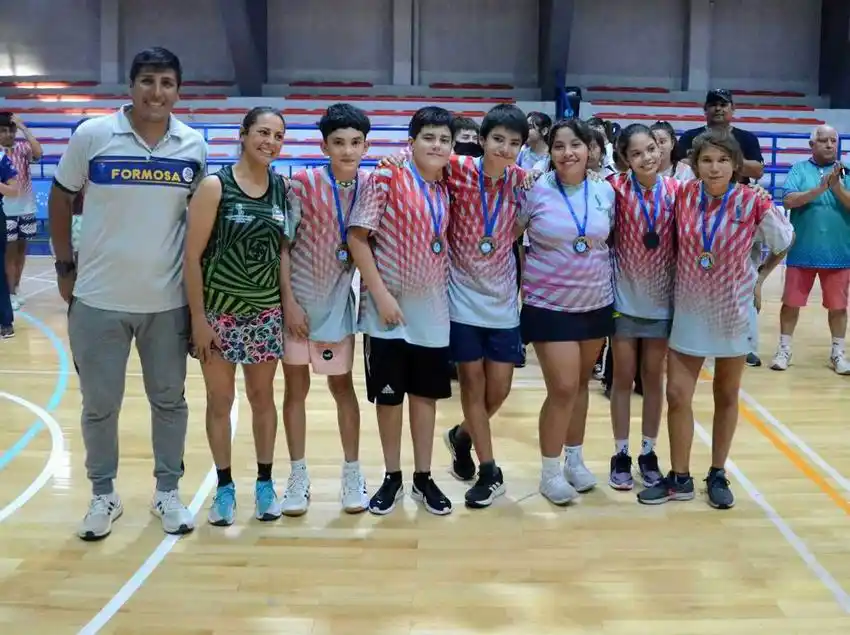 Villa Dos Trece dominó el
provincial de bádminton