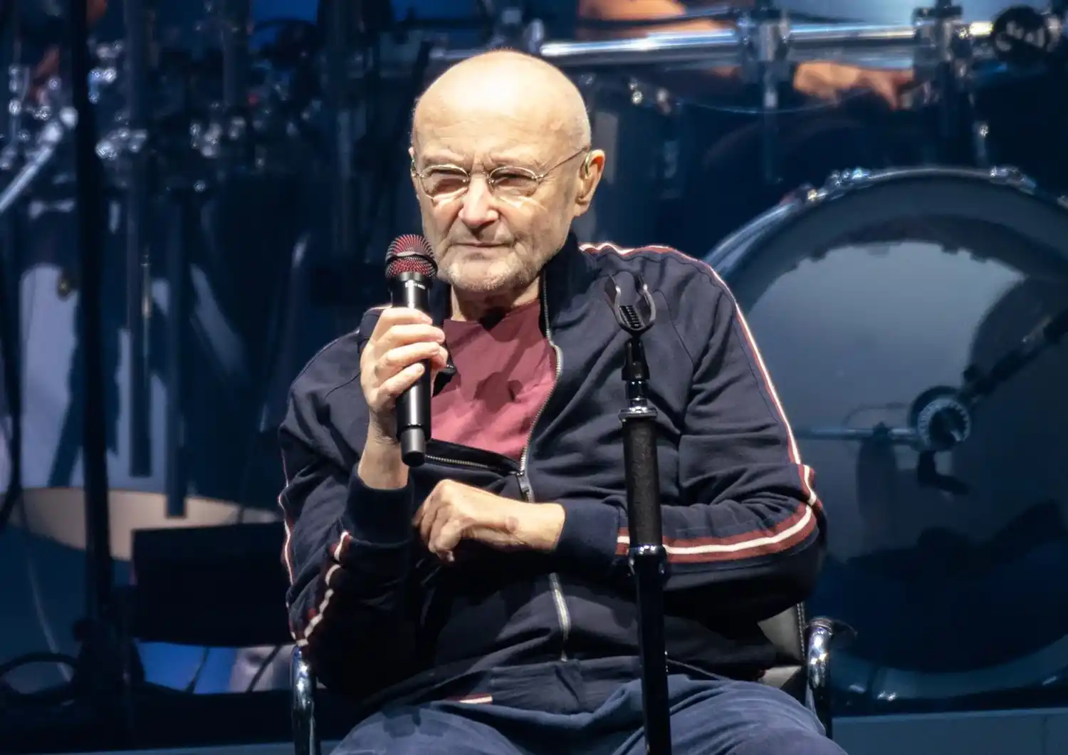 Phil Collins actuando en un show de Genesis, de la gira "The last domino", en Francia, en 2022.