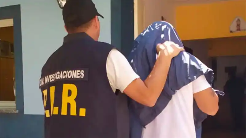 Una chiquita de 4 años logró pedir ayuda a sus vecinos: su papá la encerraba y no le daba de comer