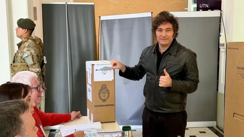 Javier Milei votó en Almagro y evitó hacer declaraciones.