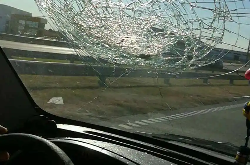 Arrojaron con un adoquín a una camioneta desde la banquina