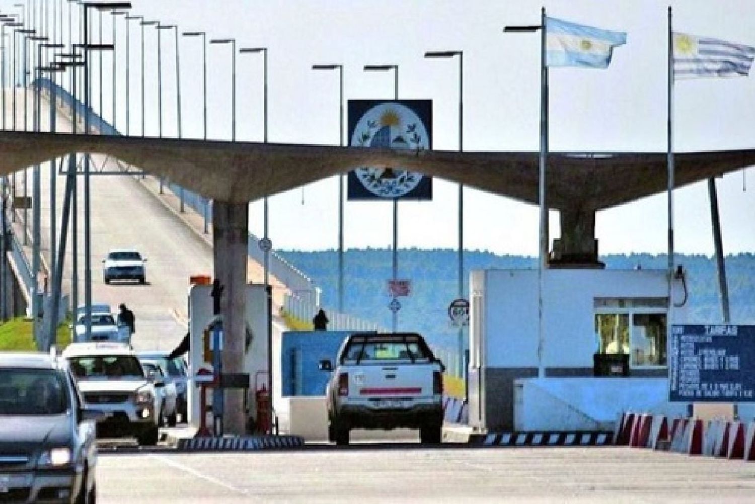 Gran cantidad de uruguayos hizo fila en el puente para cruzar a la Argentina