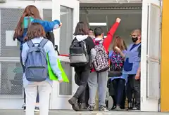 A pesar del frío, recuerdan que se debe dar clases con ventanas y puertas abiertas