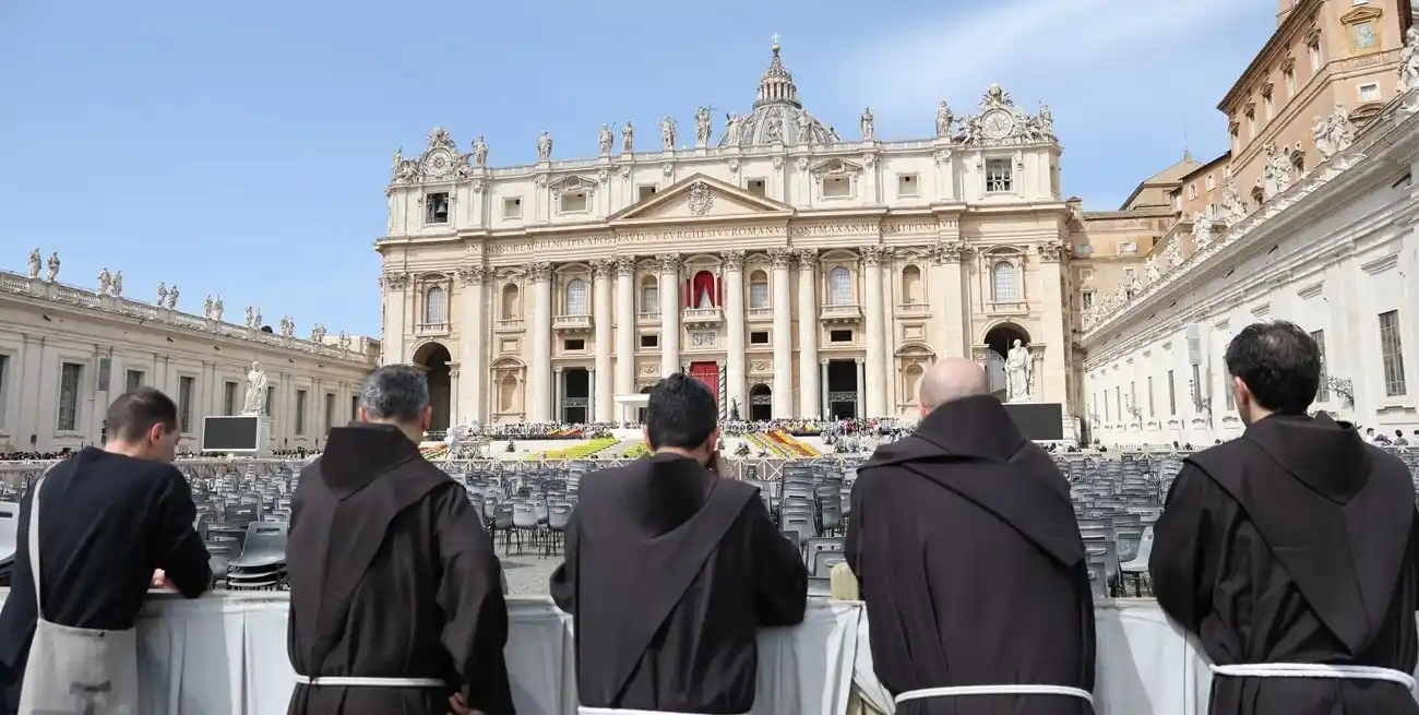 La plaza San Pedro, lugar central del Vaticano. El presidente Milei y una importante comitiva viajará para el funeral del Papa Francisco.