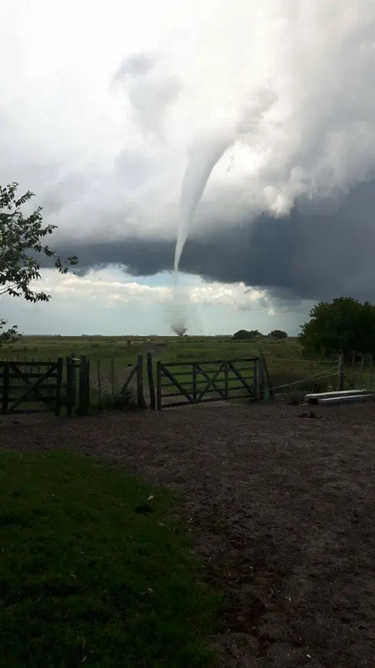 Un impresionante tornado fue captado en cercanías de la laguna La Salada