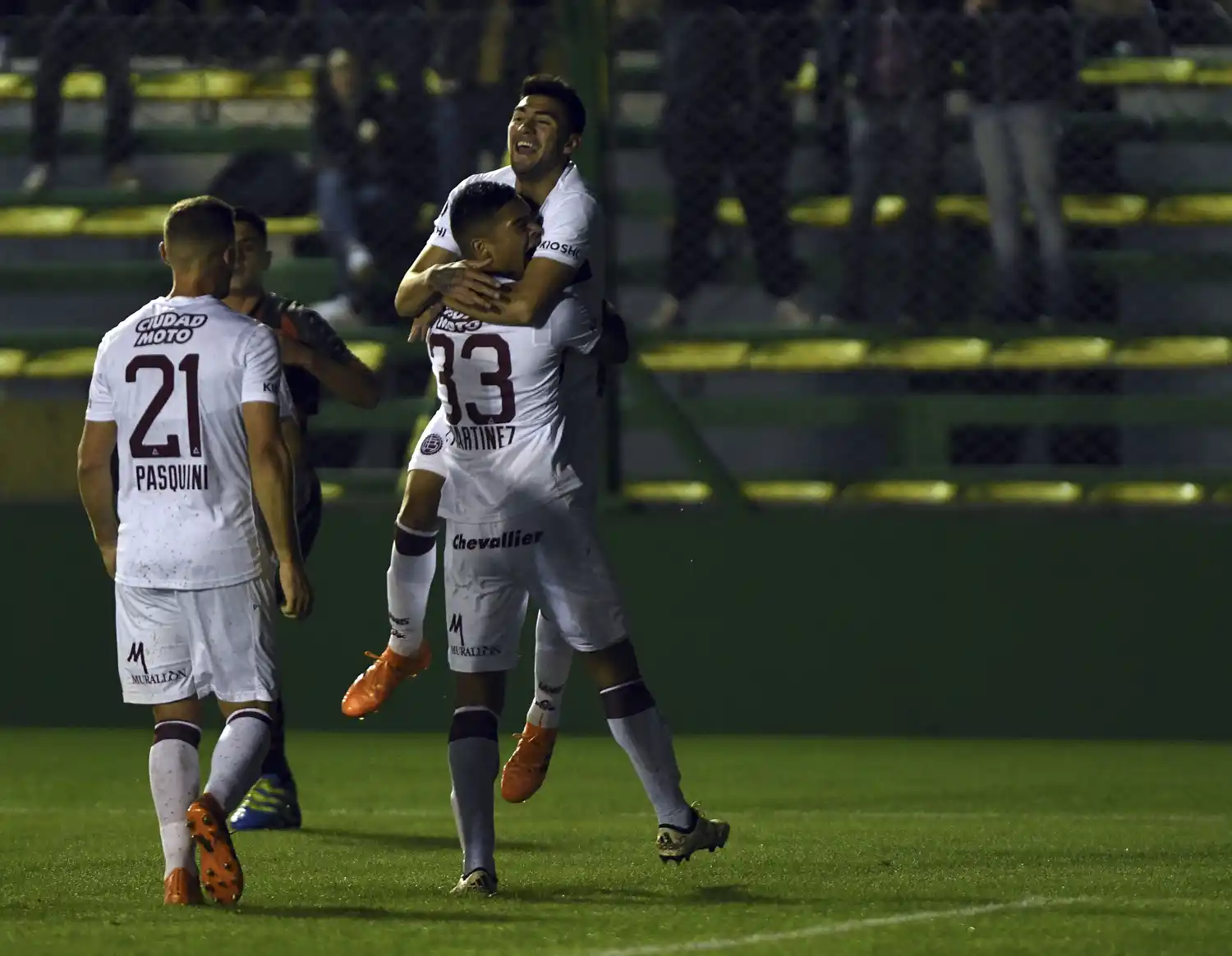 Lanús sufrió hasta los penales para clasificar