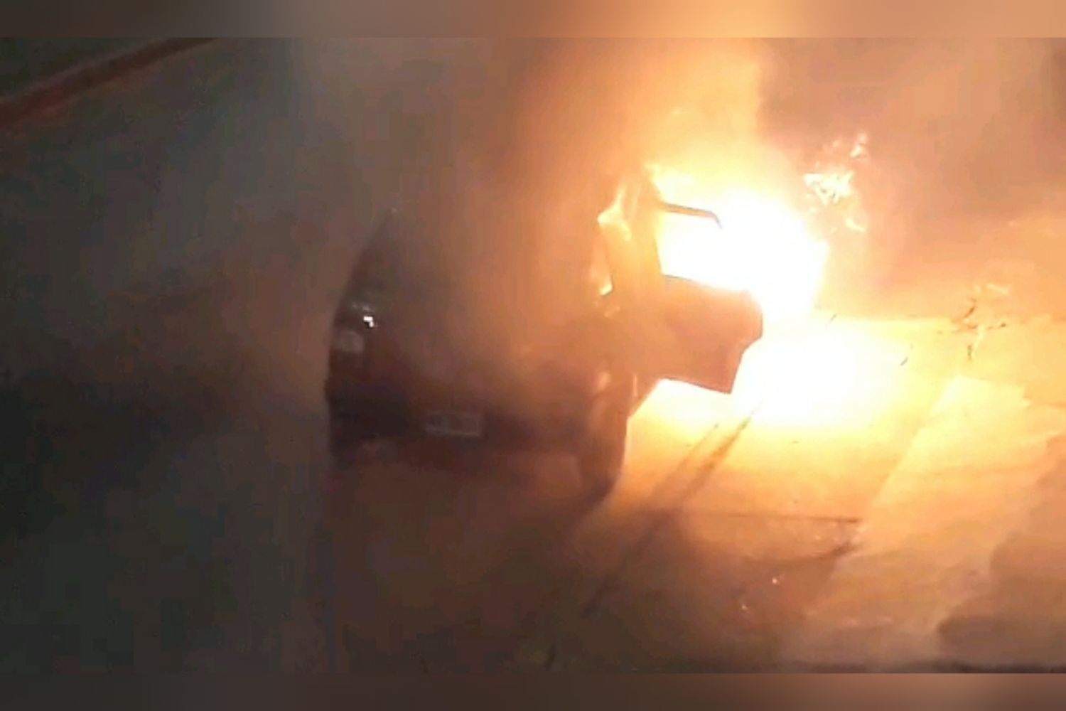 Impactante video: Se incendió un auto en Alsina y Colombo
