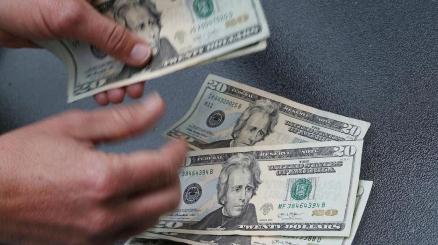 El dólar blue cerró la semana a $338 y sube $100 en julio