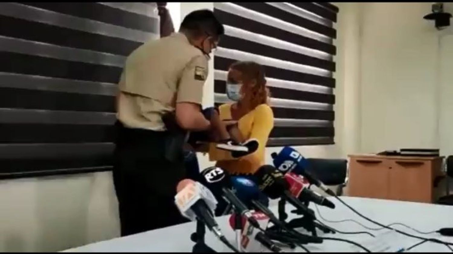 ENTRE LÁGRIMAS LO TOMÓ EN BRAZOS: migrante venezolana se reencontró en Ecuador con su bebé raptado en Colombia