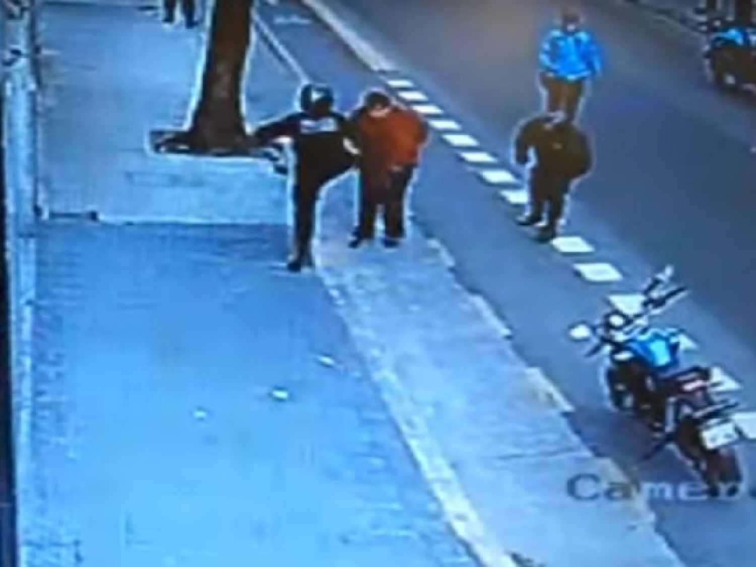 [Video] Un Policía de la Ciudad le pegó una patada y el hombre cayó y murió