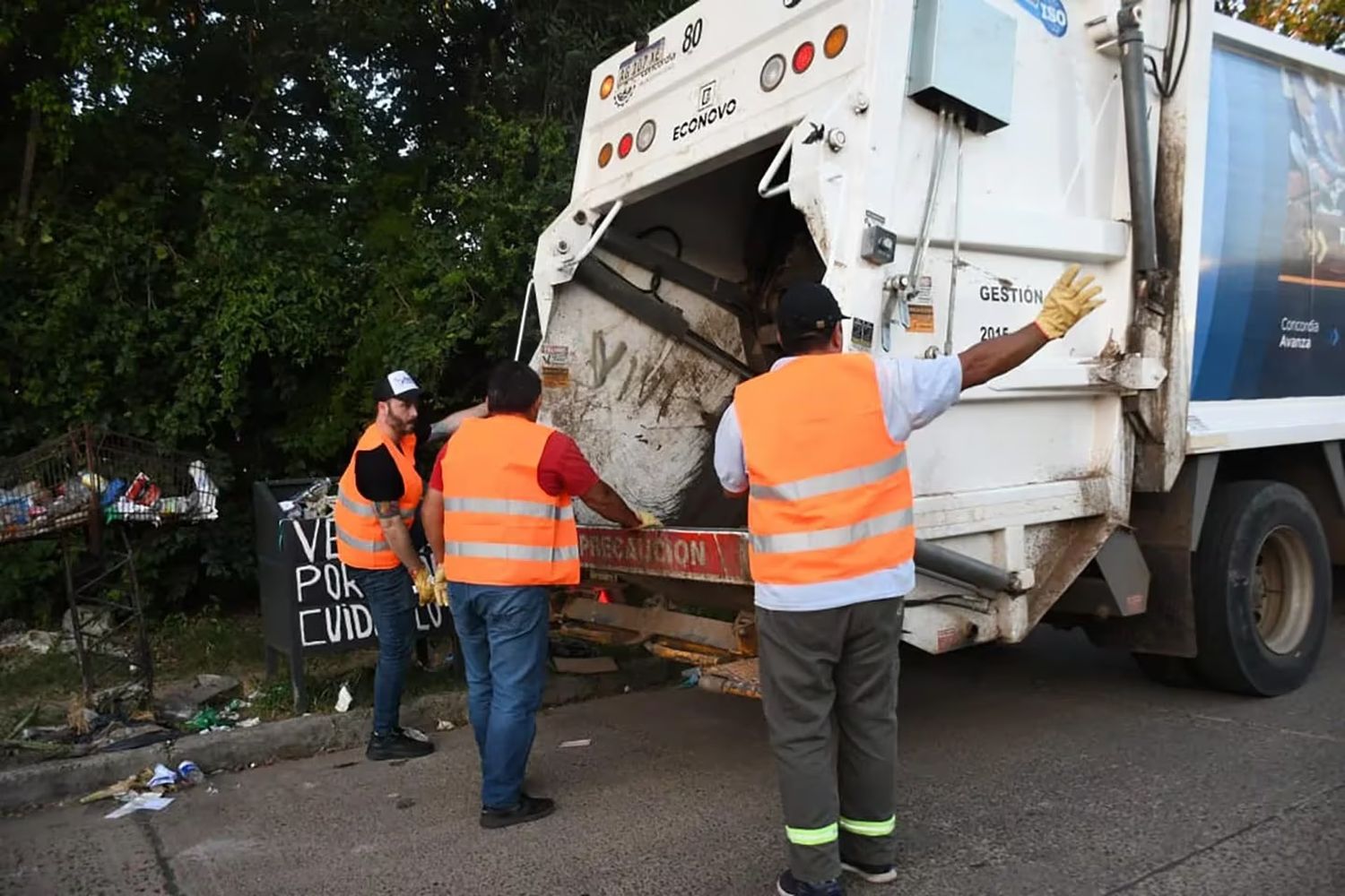 La historia del intendente que salió a recolectar la basura para ver cómo mejorar el servicio