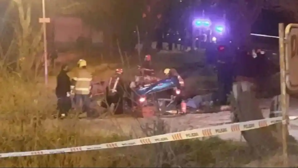 Tres muertos y dos heridos tras no doblar con el auto, chocar contra un árbol y volcar