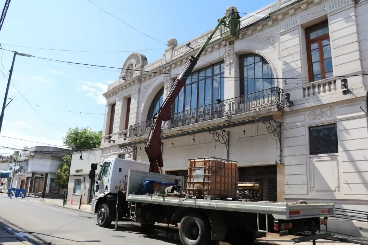 En el tramo final de su puesta en valor, limpiaron la fachada y la marquesina del Teatro Gualeguaychú