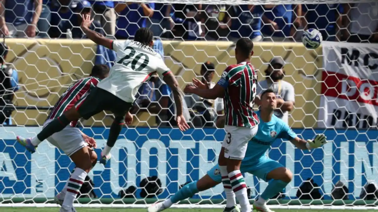 Joao Pedro anota uno de los dos goles con los que Chelsea eliminó a Fluminense en la semifinal del Mundial de Clubes 2025