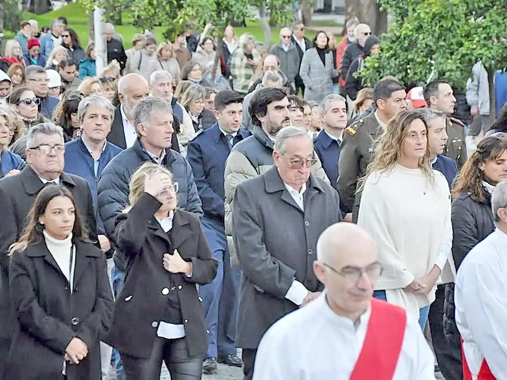 El jefe comunal en la procesión, rodeado de sus colaboradores.