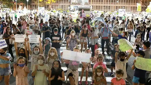 Cacerolazo a favor de las clases presenciales