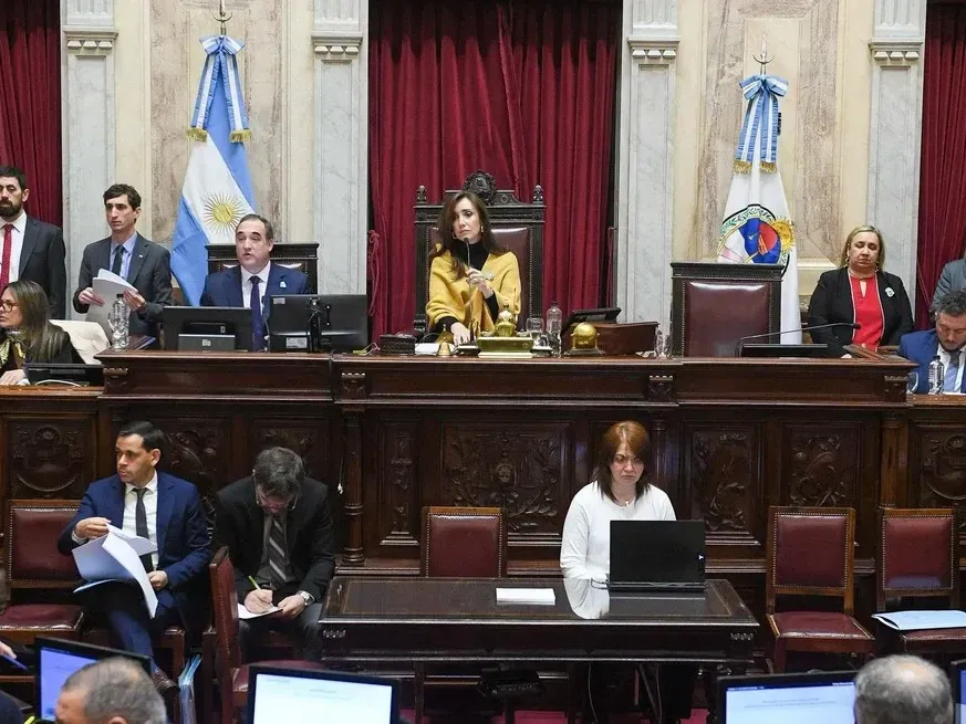 Presidida por Victoria Villarruel, desde antes del mediodía hasta después de medianoche se extendió la tensa sesión de la Cámara de Senadores de la Nación. Crédito: Cámara de Senadores.