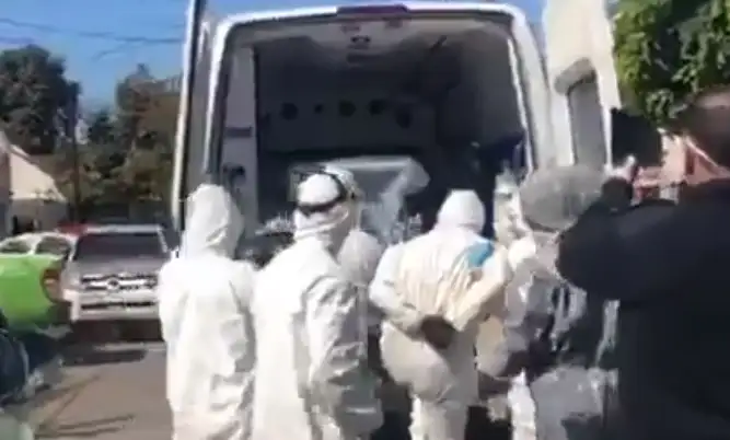 Su abuela tiene coronavirus, no avisó y escupió a los policías que lo detuvieron
