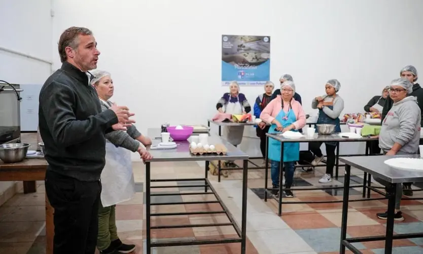 Achával acompañó a vecinas que participan de talleres de oficios
