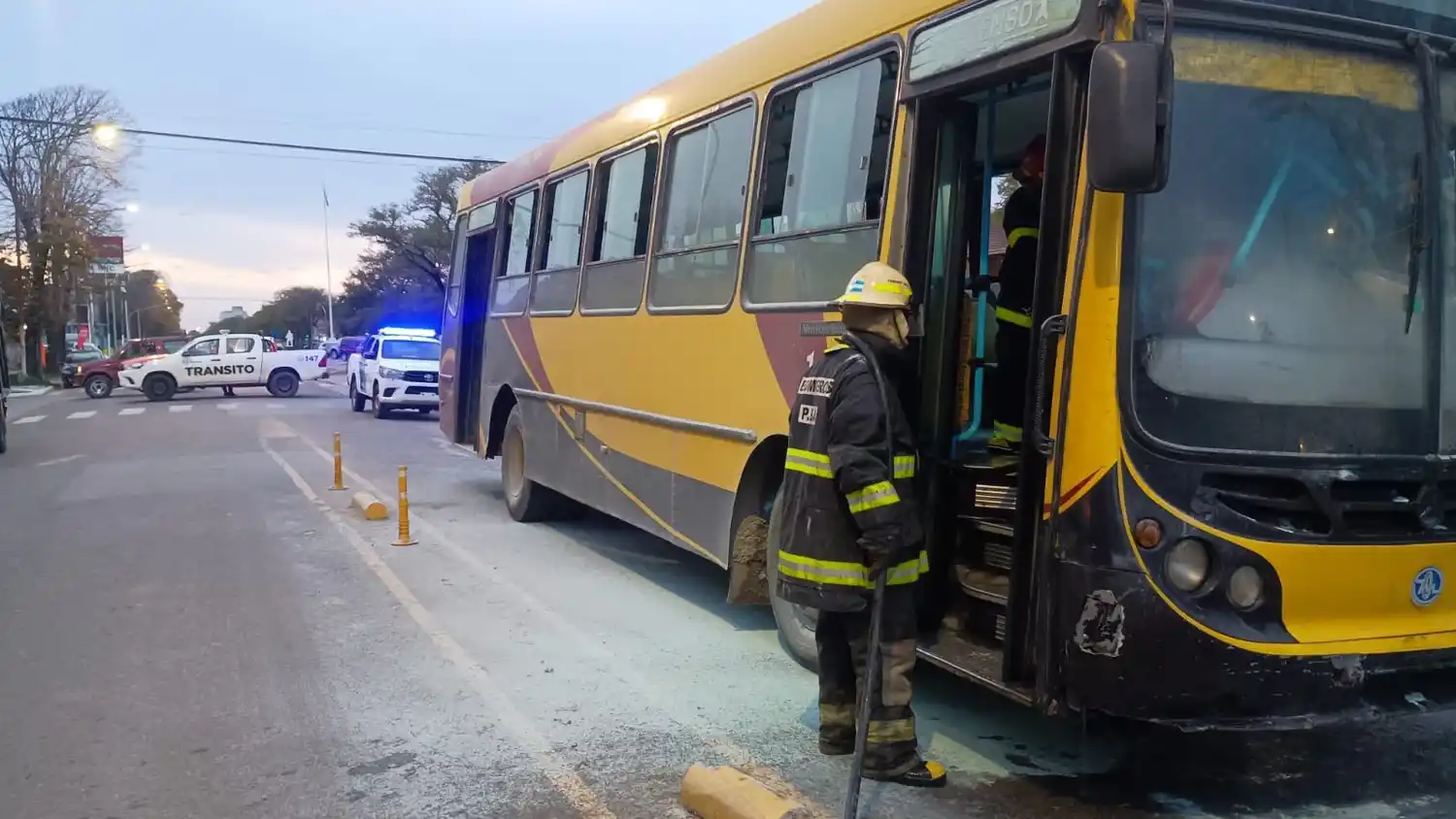 Labor de los servidores públicos para controlar el foco ígneo en un colectivo esta tarde