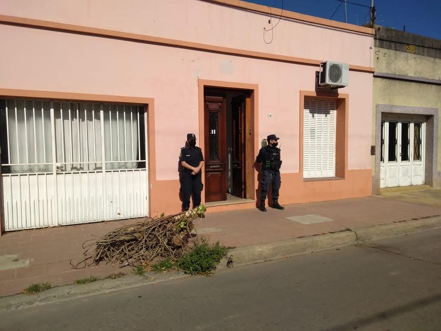 Asaltaron a mano armada a un matrimonio: dos delincuentes se metieron en su casa para robarles