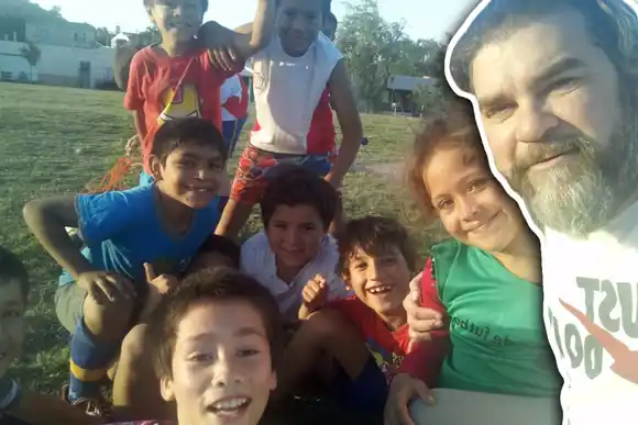 La Escuelita de Fútbol del Barrio Barranquitas como herramienta para sacar a los niños de la calle: "Nos involucramos de corazón a todo esto"