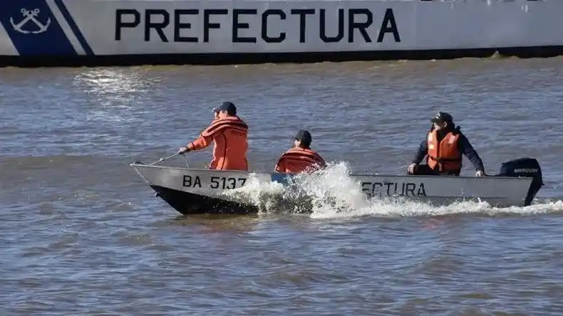 Despliegan un amplio operativo para localizar una lancha desaparecida en el Río de la Plata