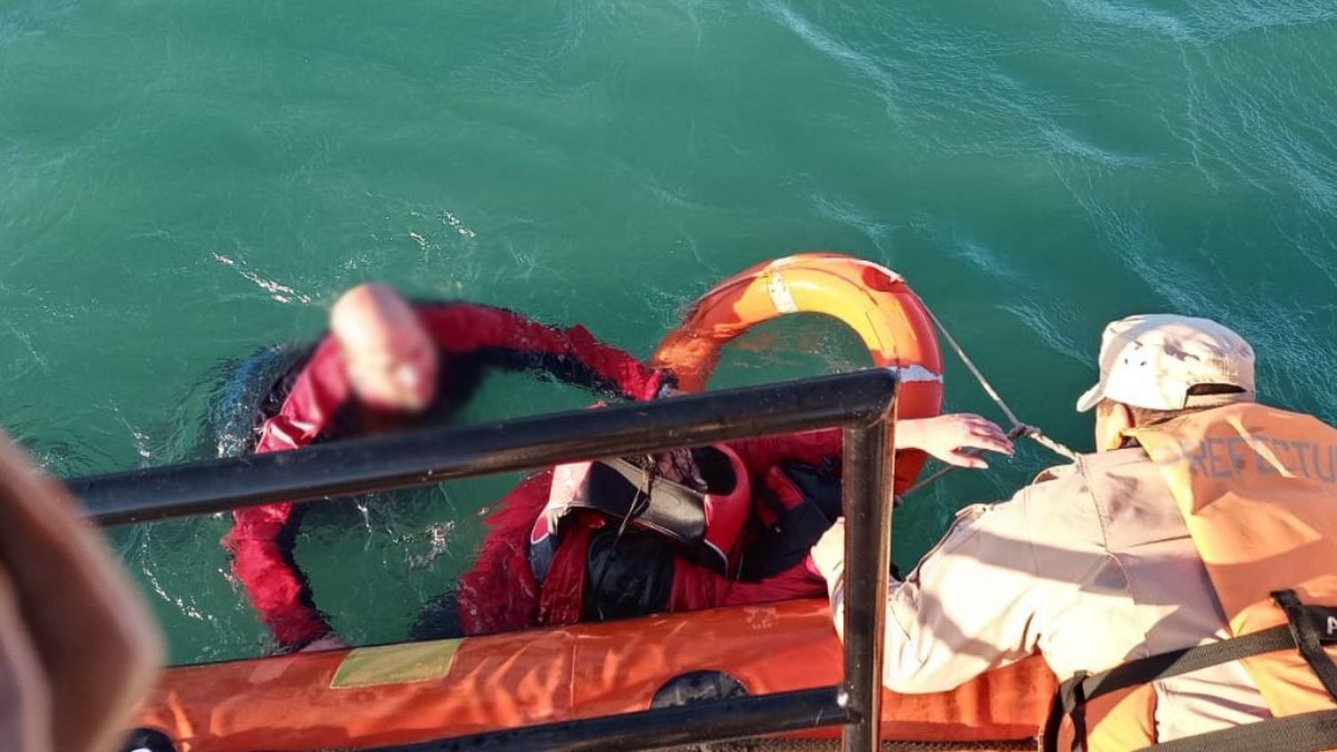 Naufragio en Neuquén: rescataron a cuatro personas que cayeron a un lago