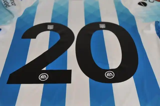Racing aprovechó la guerra de licencias entre FIFA y PES y sumó un nuevo sponsor