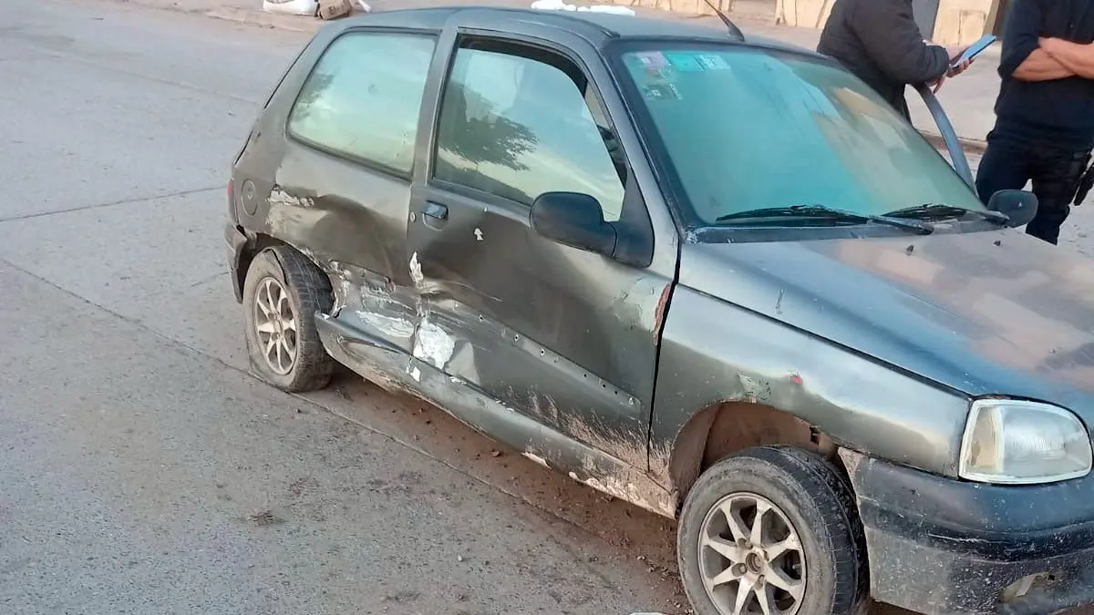 Fuerte choque entre autos dejó el saldo de un herido