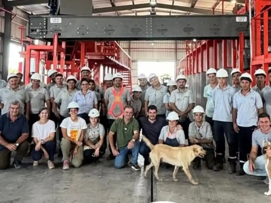 El intendente Chiarella junto a todo el equipo que estará a cargo de la recolección diferenciada de residuos.