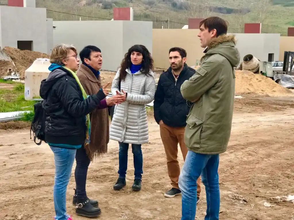 Recorrida por el barrio que construye Mujeres sin Techo