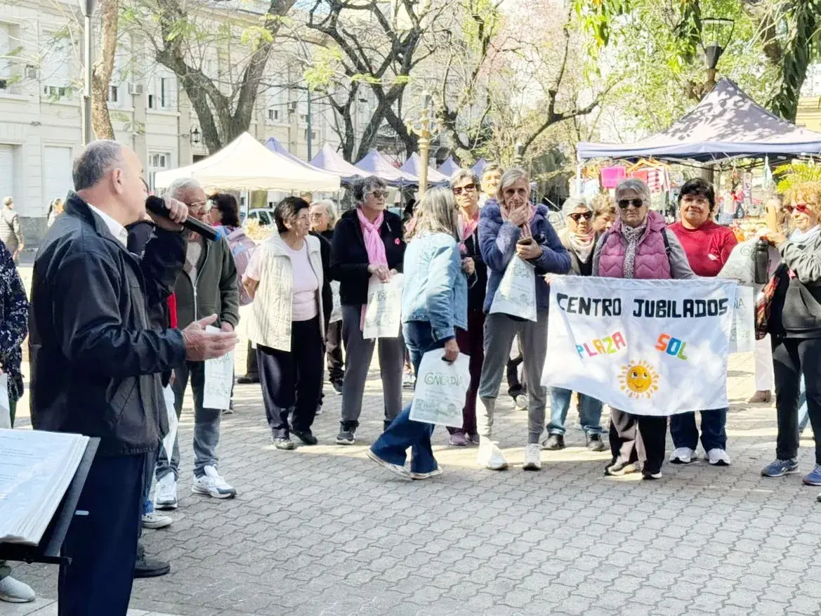 Personas mayores celebraron su día con una caminata y actividades recreativas