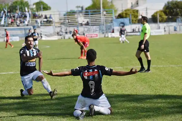Juventud pudo cortar la racha y le ganó con claridad a DEPRO