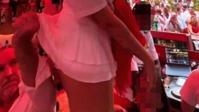 Escándalo en Francia: exrugbier levantó la pollera a una influencer y fue denunciado