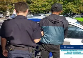 Circulaba en moto robada y se incrustó contra una camioneta