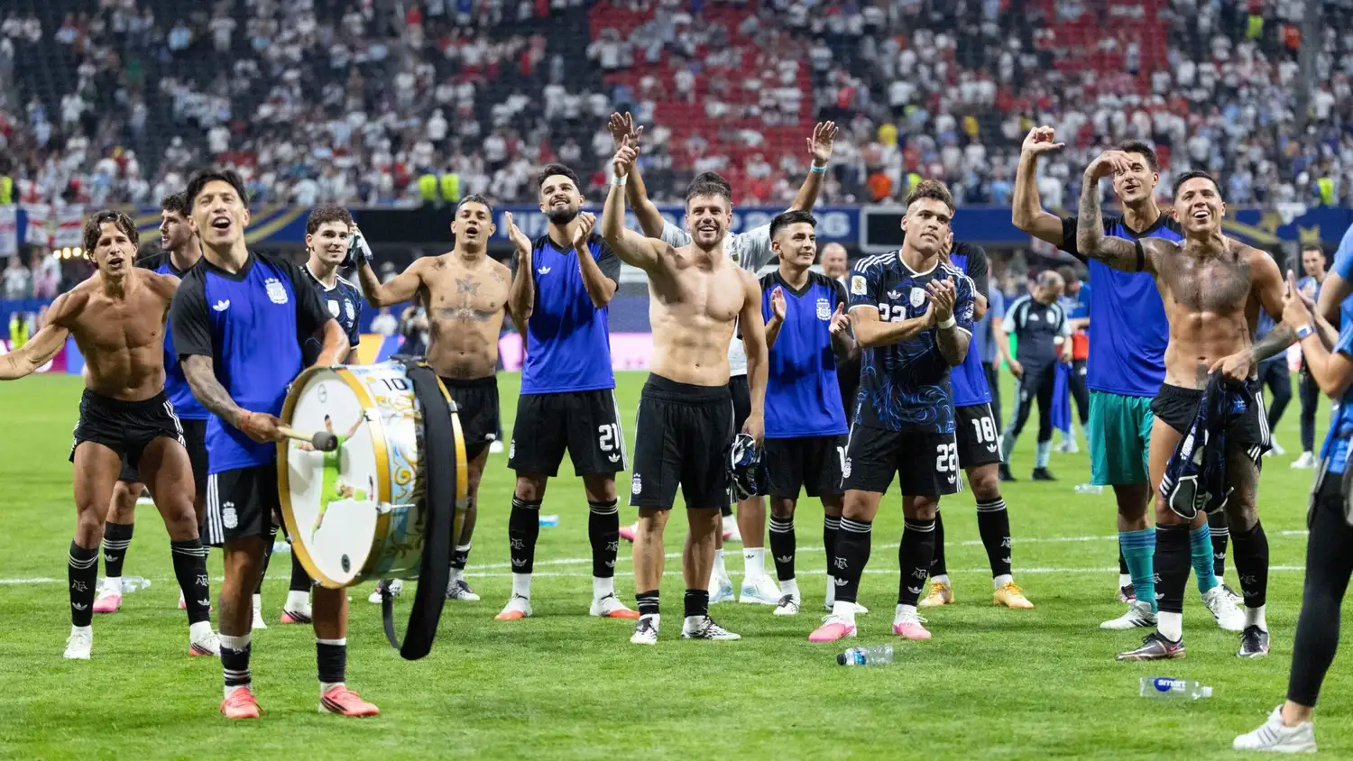 Parte del festejo final argentino tras vencer a Inglaterra.