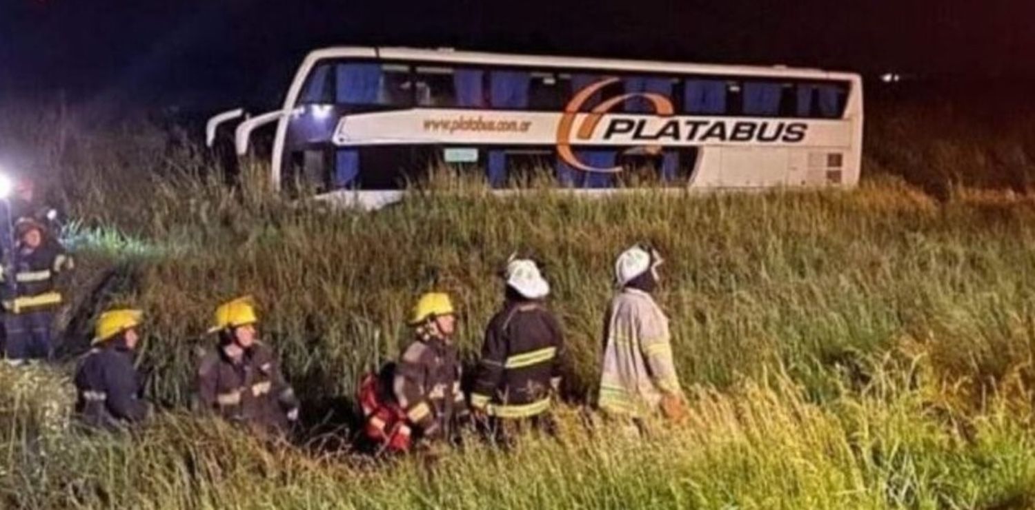 Tragedia en la ruta 2: un muerto y 14 heridos al despistar un micro que iba a la Costa