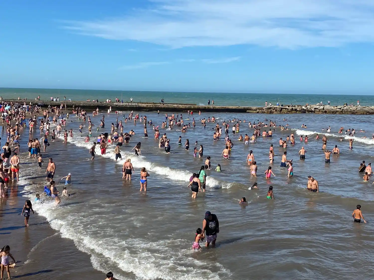 Jornada agobiante en Mar del Plata: calor pleno y viento que no da tregua